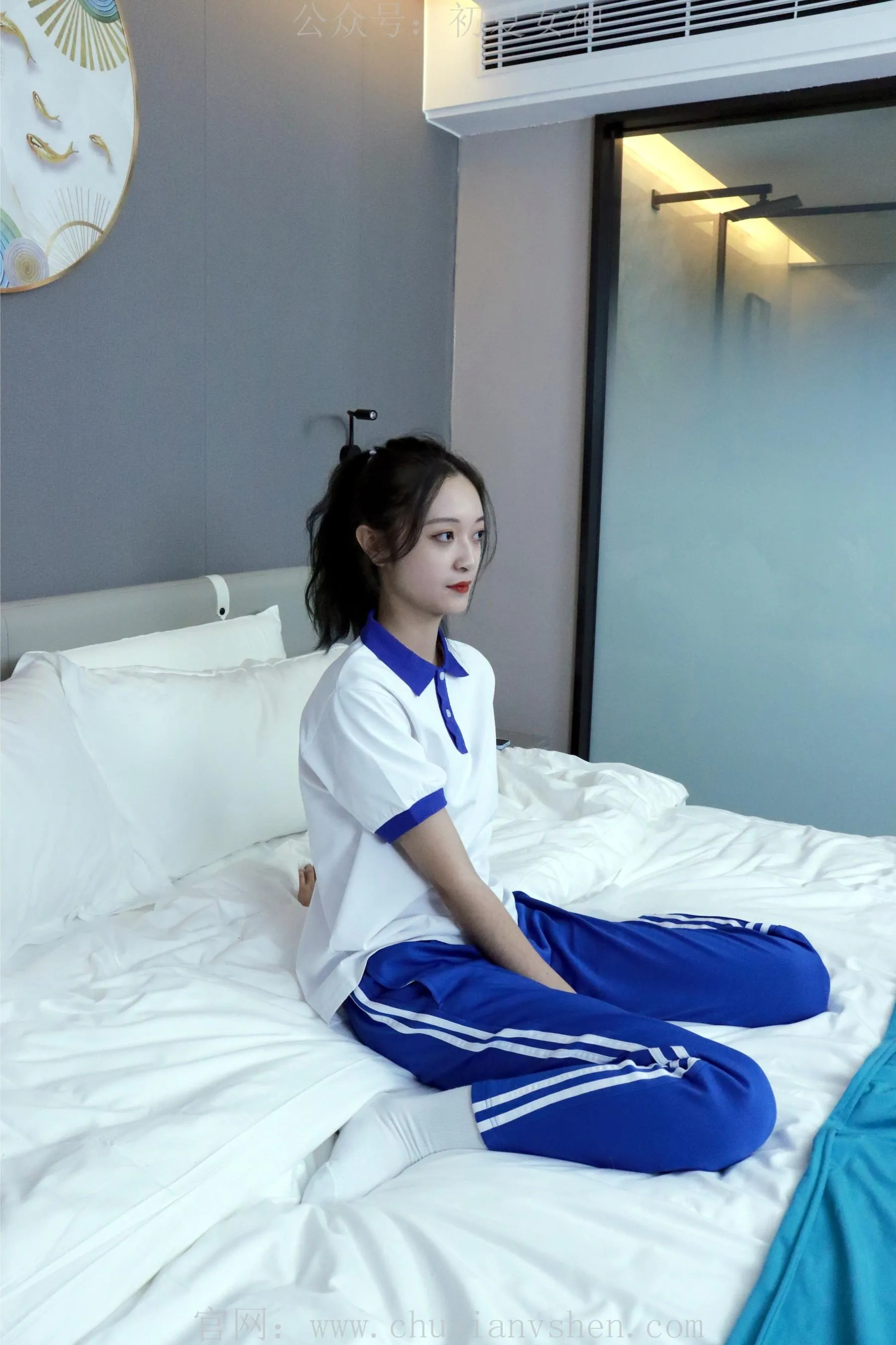 初夏女神 NO.001 依依校服搭配37码运动鞋拍摄 [126P]插图7